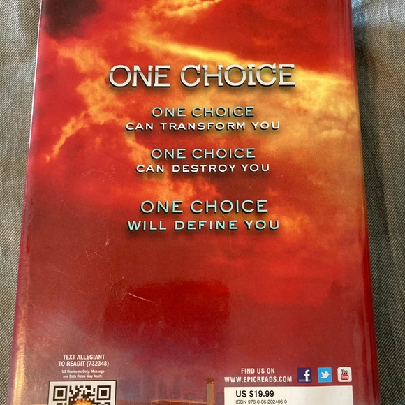 Divergent Trilogy • Allegiant by Veronica Roth • Hardcover Edition • EUC - Picture 2 of 5